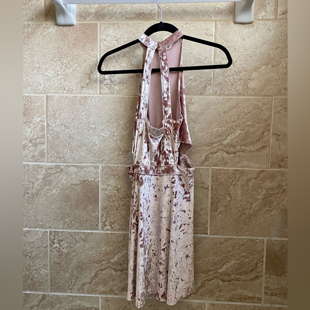 ✨HOLLISTER Cutout High-neck Velvet Skater Dress Pink Champagne Small - Picture 7 of 8